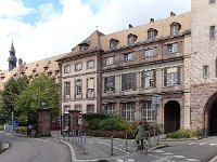 Après avoir un peu tourné, nous trouvons un parking près de la Porte de l'Hôpital.